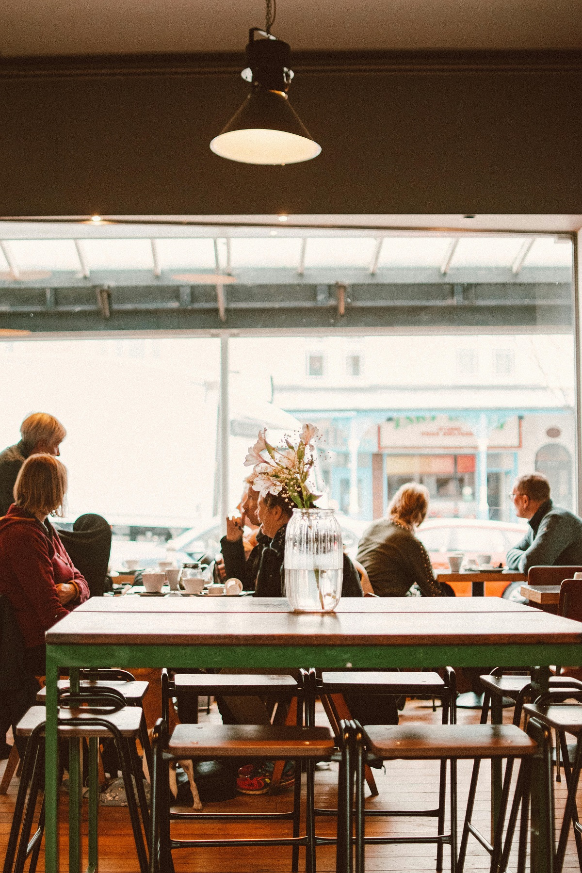 Escena de una cafetería con ambiente lounge